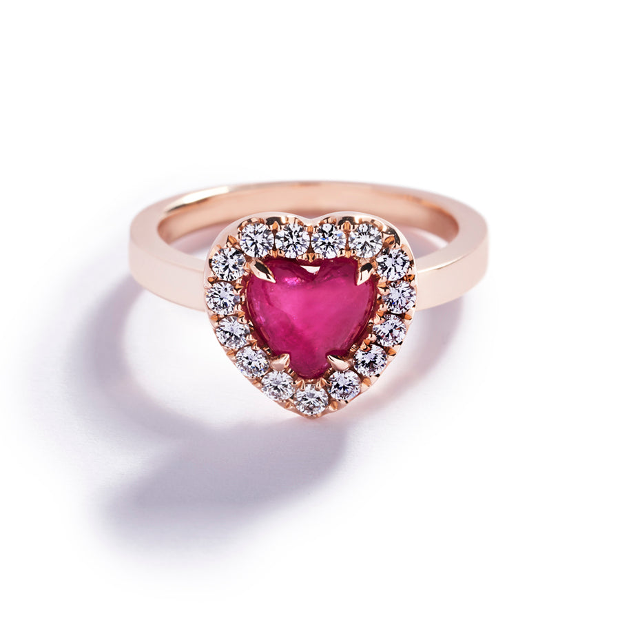 "Double Love" rosetring i 18 kt. rosaguld prydet med en 1,44 ct. hjertesleben Grønlandsk Rubin omkranset af 15  Top Wesselton/VVS-VS brillanter, i alt 0,41 ct.      