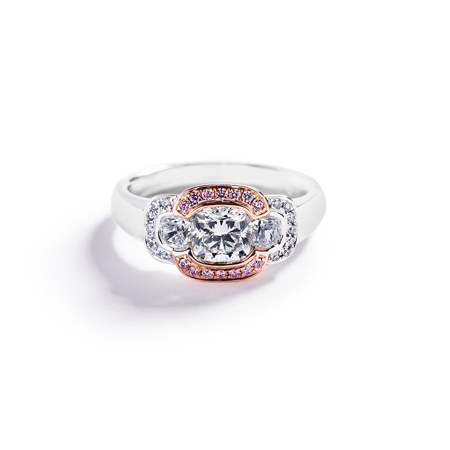 3-stens diamantring i 18 kt. hvidguld fra Hartmann's med cushion-cut diamanter og Argyle Pink brillanter