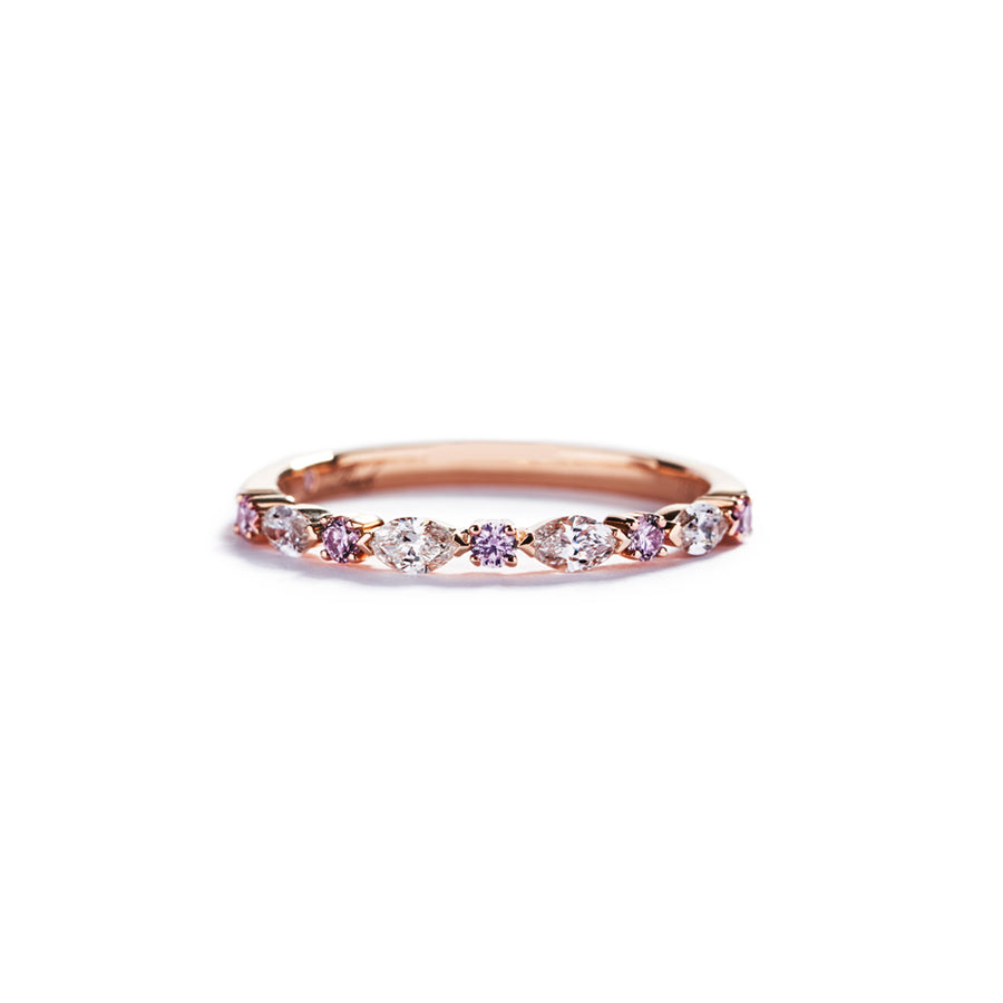 Diamantring i 18 kt. rosaguld prydet med 6 Natural Fancy Intense Pink/VS-SI brillanter, i alt 0,123 ct.  samt 4 navetteslebne Top Wesselton/VVS-VS diamanter, i alt 0,28 ct.