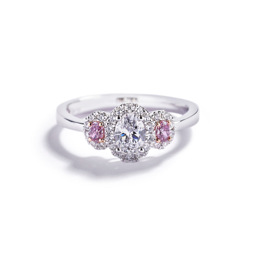 Rosetring i 18 kt. hvidguld prydet med en 0,40 ct. oval River(D)/VVS2 diamant, flankeret af to Natural Fancy Intense Pink/SI brillanter, i alt 0,17 ct. Diamanterne er omkranset af 26 Top Wesselton/VVS-VS, i alt 0,22 ct.                                                                                       GIA certifikat medfølger.