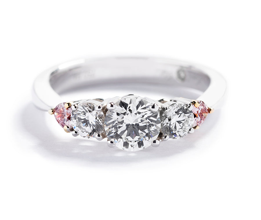 5-stensring med 2 hjerteformede Argyle Pink diamanter