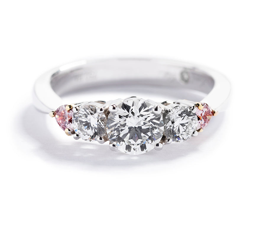 5-stensring fra Hartmann's i 18 kt. hvidguld prydet med 0,71 ct. brillant flankeret af  2 brillanter, i alt 0,40 ct. samt 2 hjerteformede Argyle Pink diamanter.
