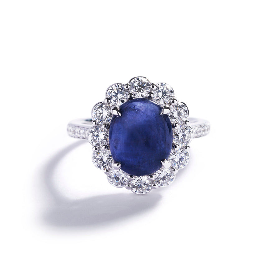 Safir rosetring i 18 karat hvidguld prydet med en 3,22 ct. cabochonsleben Grønlandsk Blå Safir omkranset af 26 Top Wesselton/VVS-VS brillanter, i alt 1,44 ct.