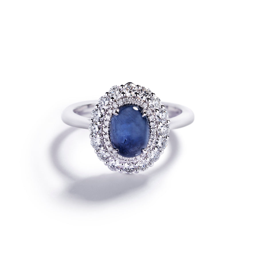 Safir rosetring i 18 karat hvidguld prydet med en 2,08 ct. cabochonsleben Grønlandsk Blå Safir omkranset af 42 Top Wesselton/VVS-VS brillanter, i alt 0,67 ct.
