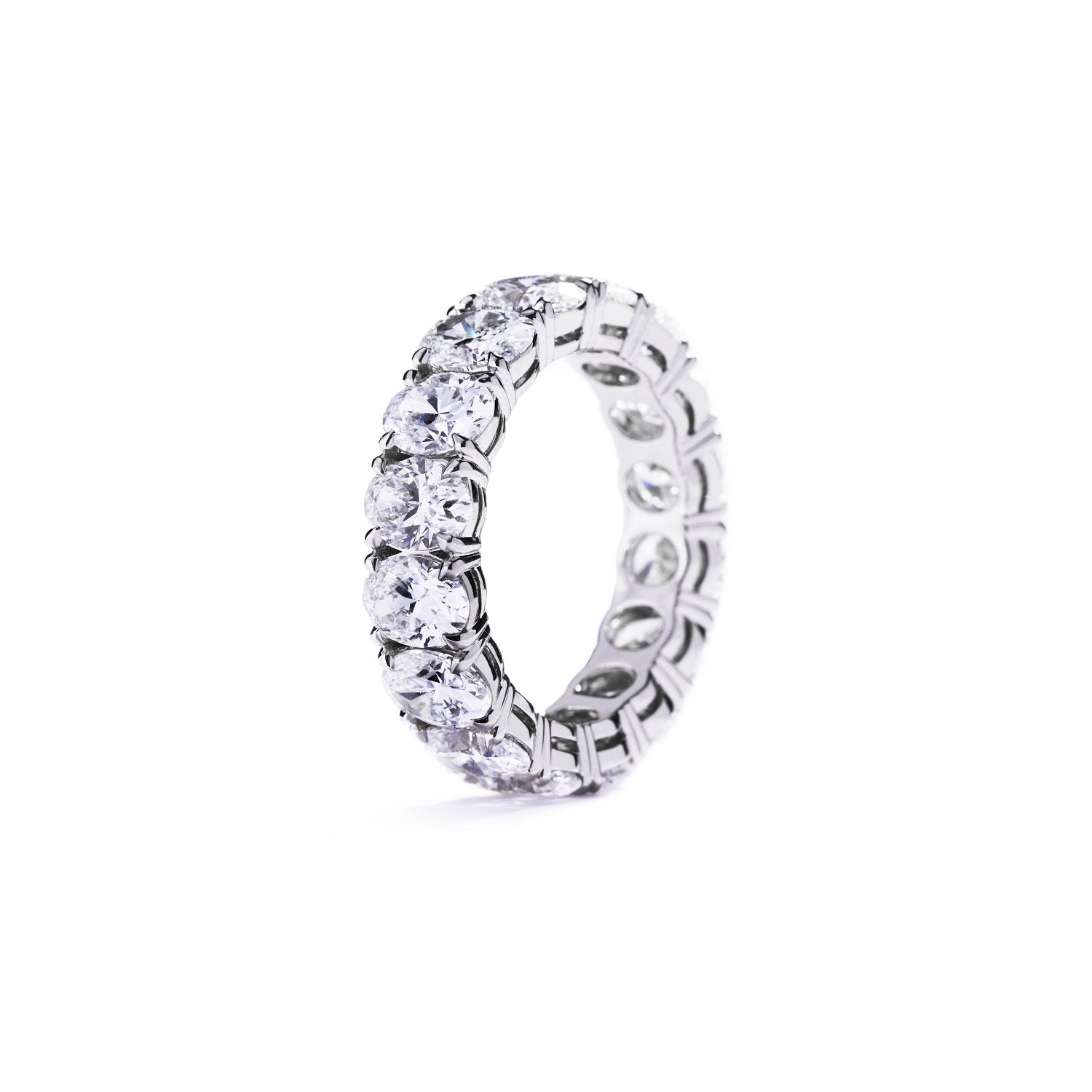 Alliancering i platin prydet med 16 Top Wesselton(D-E)/IF-VVS2 diamanter, i alt 6,54 ct.  16 stk. GIA certifikater medfølger. 