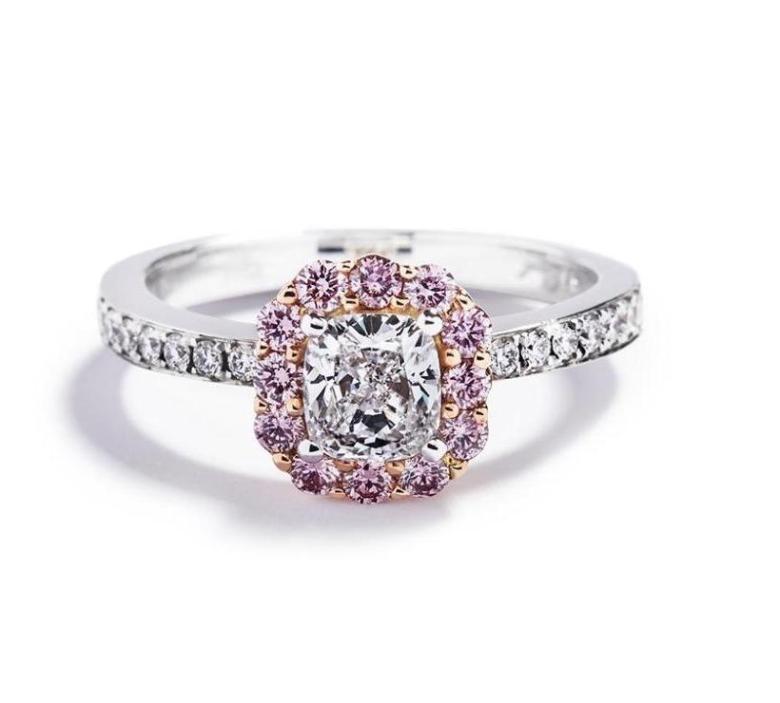 Rosétring med 0,71 ct. cushion-cut diamant og Argyle Pink diamanter