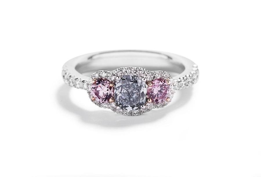 Trestensring med brillanter og blå og pink diamanter