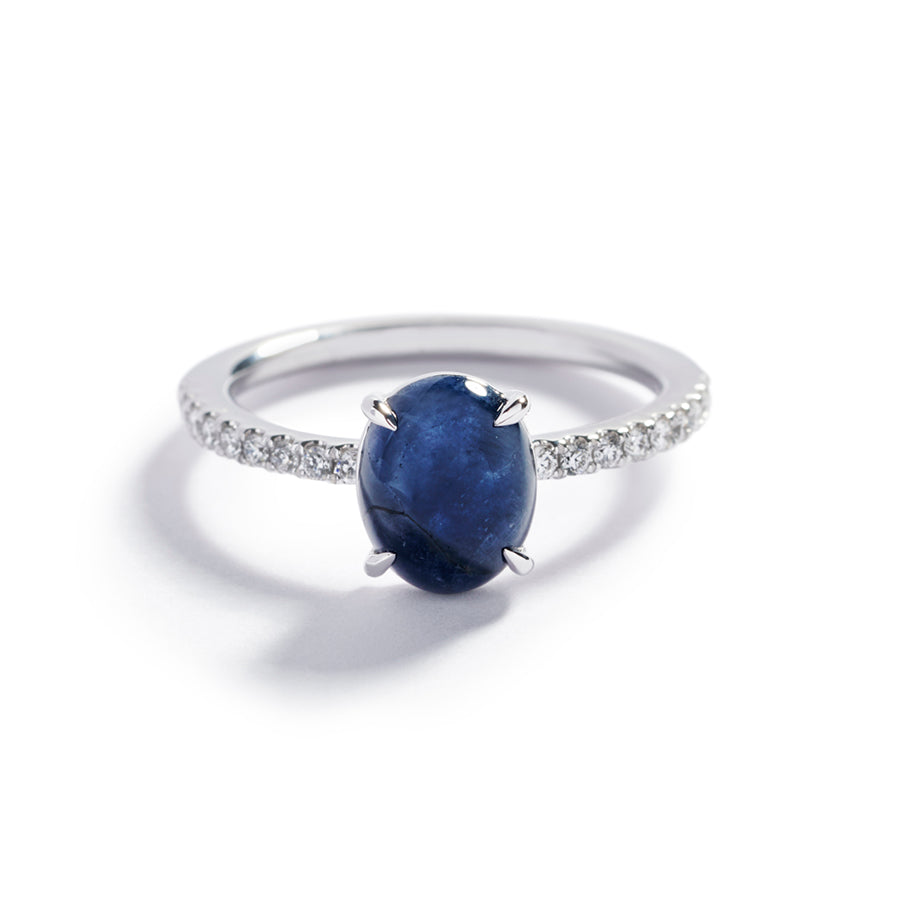 Safir ring i 18 karat hvidguld prydet med en 2,99 ct.
cabochonsleben Grønlandsk Blå Safir samt 18
Top Wesselton/VVS-VS brillanter, i alt 0,20 ct.



Grønlandske Blå Safirer er varmebehandlede.