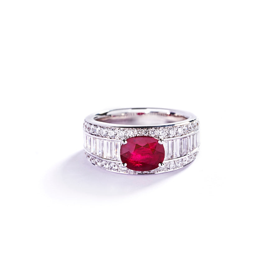 Bred diamantring i 18 kt. hvidguld prydet med en 1,90 ct. facetsleben Grønlandsk Rubin omkranset af  smaragdslebne Top Wesselton/VVS-VS diamanter og brillanter, i alt 1,45 ct.  