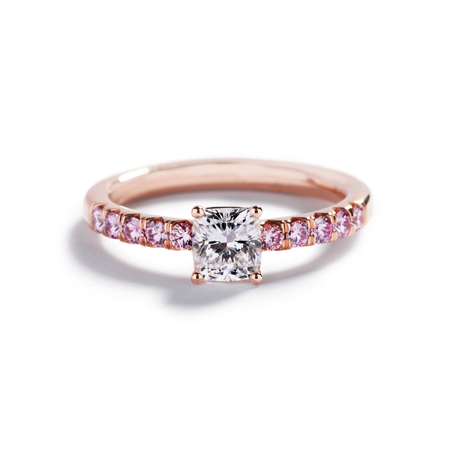 Solitairering i 18 kt. rosaguld prydet med 1,00 ct. cushion-cut Top Wesselton(F)/VS1 diamant, flankeret af 10 Natural Fancy Intense Purplish Pink/SI-P1 brillanter, i alt 0,40 ct.