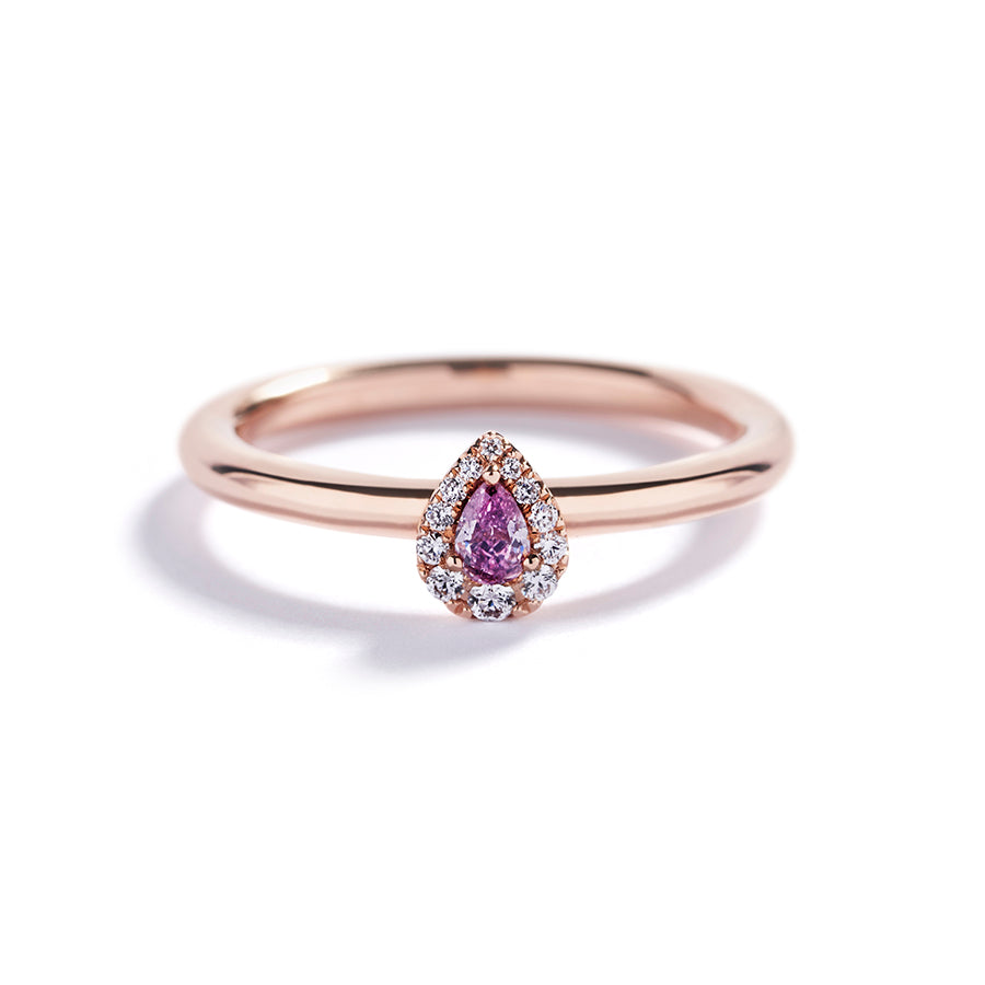 Rosetring i 18 kt. rosaguld prydet med en 0,10 ct. dråbesleben Natural Fancy Intense Purplish Pink/SI diamant omkranset af 12 Top Wesselton/VVS-VS brillanter, i alt 0,07 ct. 