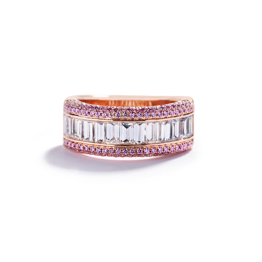 Diamantring i 18 kt. rosaguld fra Hartmann's prydet med 13 smaragdslebne Top Wesselton/VVS-VS diamanter, i alt 1,70 ct. omkranset af 144 Natural Fancy Intense Pink/VS-SI brillanter, i alt 0,59 ct.