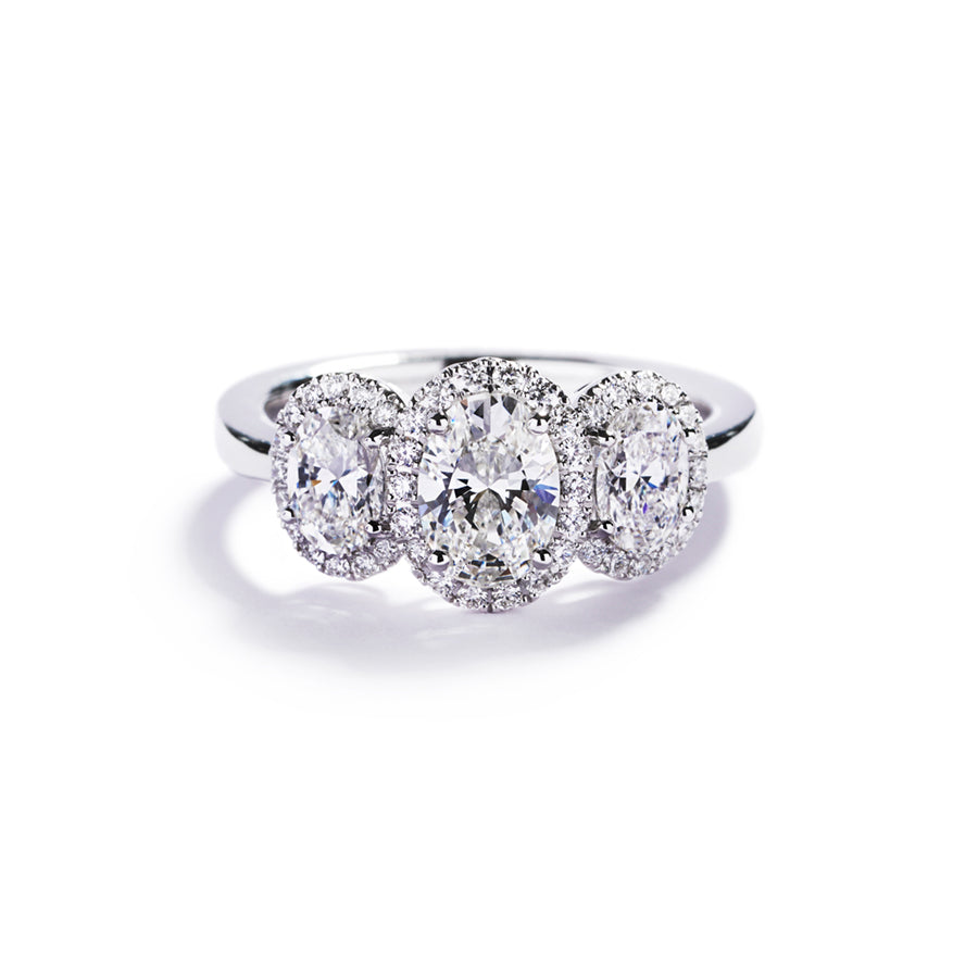 3-stens rosetring i 18 kt. hvidguld prydet med en 0,82 ct. oval Top Wesselton(F)/VS2 diamant flankeret af 2 ovale Top Wesselton/VVS-VS diamanter, i alt 0,82 ct. omkranset af 44 Top Wesselton/VVS-VS brillanter, i alt 0,24 ct.