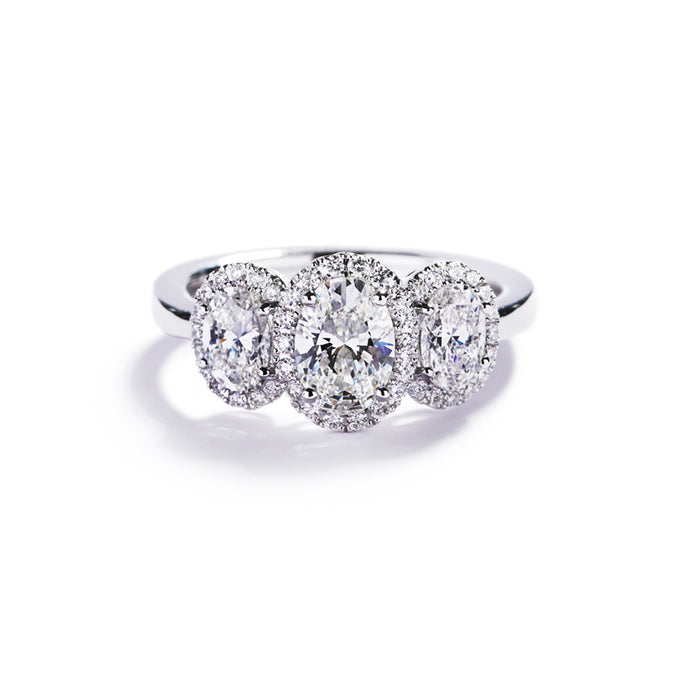 3-stens rosetring i 18 kt. hvidguld prydet med en 0,82 ct. oval Top Wesselton(F)/VS2 diamant flankeret af 2 ovale Top Wesselton/VVS-VS diamanter, i alt 0,82 ct. omkranset af 44 Top Wesselton/VVS-VS brillanter, i alt 0,24 ct.