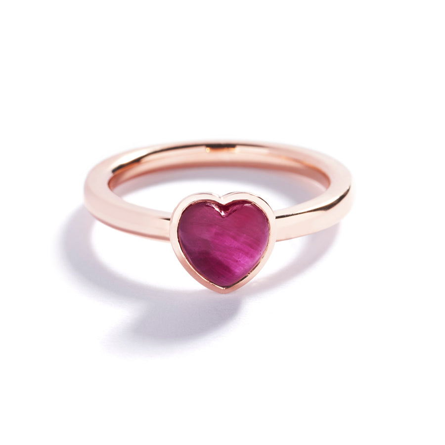 "Double Love" rubinring i 18 kt. rosaguld prydet med en 1,74 ct. hjertesleben Grønlandsk Rubin samt 24 mindre Top Wesselton/VVS-VS brillanter placeret på siden af hjertefatningen, i alt 0,08 ct. 