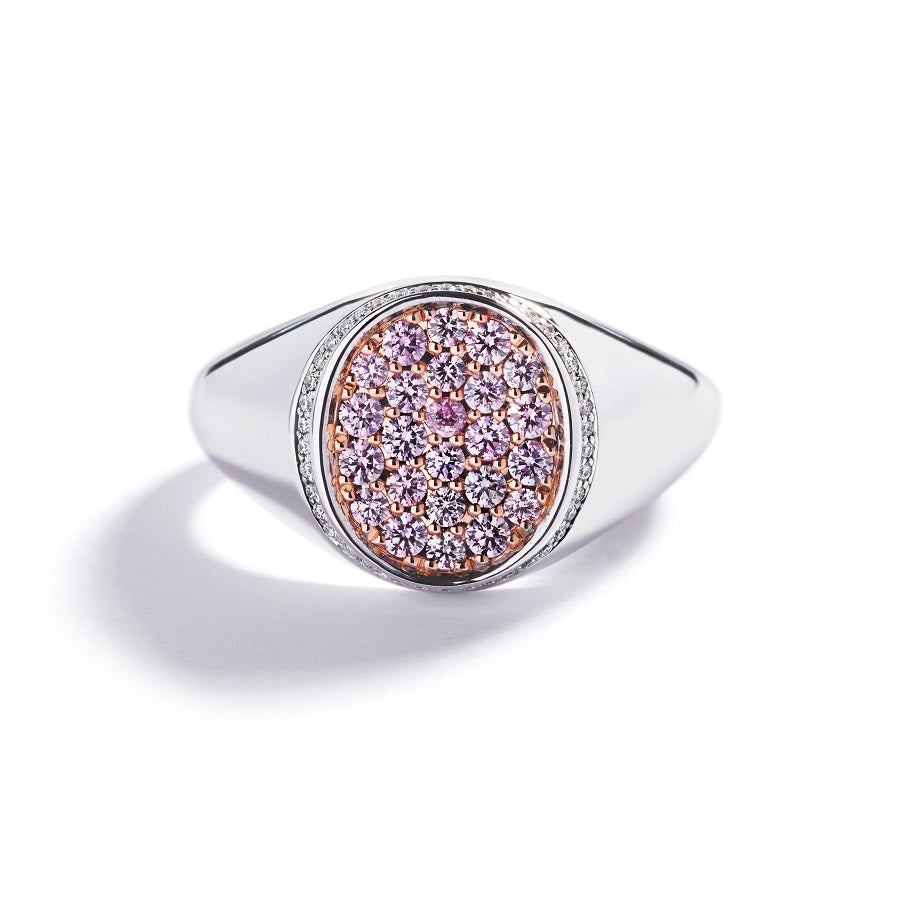 Signetring i 18 kt. hvidguld prydet med 24 pavé-isatte Natural Fancy Intense Pink/VS-SI brillanter, i alt 0,37 ct. samt 42 Top Wesselton/VVS-VS brillanter, i alt 0,07 ct.  