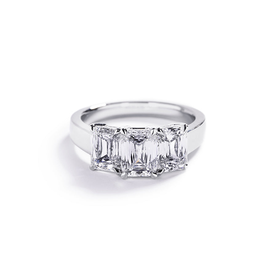 3-stens diamantring i platin prydet med 1,06 ct. criss-cut River(E)/VS2 centersten, flankeret af to criss-cut diamanter; henholdsvis 1,09 ct. River(E)/SI1 samt 1,01 ct. River(E)/VVS2.