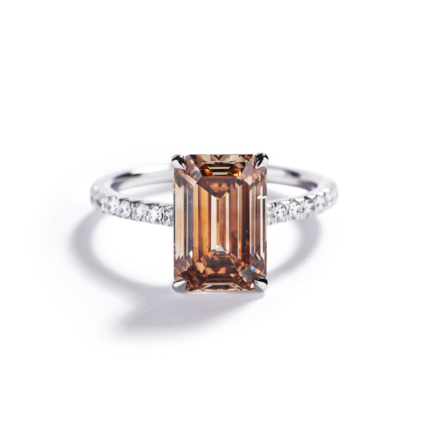 Diamantring i 18 kt. hvidguld prydet med en 4,00 ct. smaragdsleben Natural Fancy Yellowish Brown diamant flankeret af 16 Top Wesselton/VVS-VS brillanter, i alt 0,22 ct.    