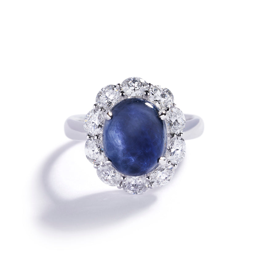 Safir rosetring i 18 karat hvidguld prydet med en 5,16 ct. cabochonsleben Grønlandsk Blå Safir omkranset af 10 Top Wesselton/VVS-VS brillanter, i alt 1,47 ct.