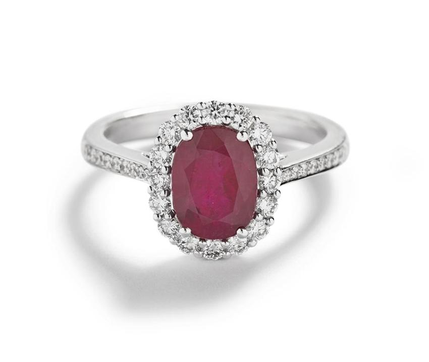 Rubin rosétring i 18 kt. hvidguld med grønlandsk rubin og hvide brillanter 