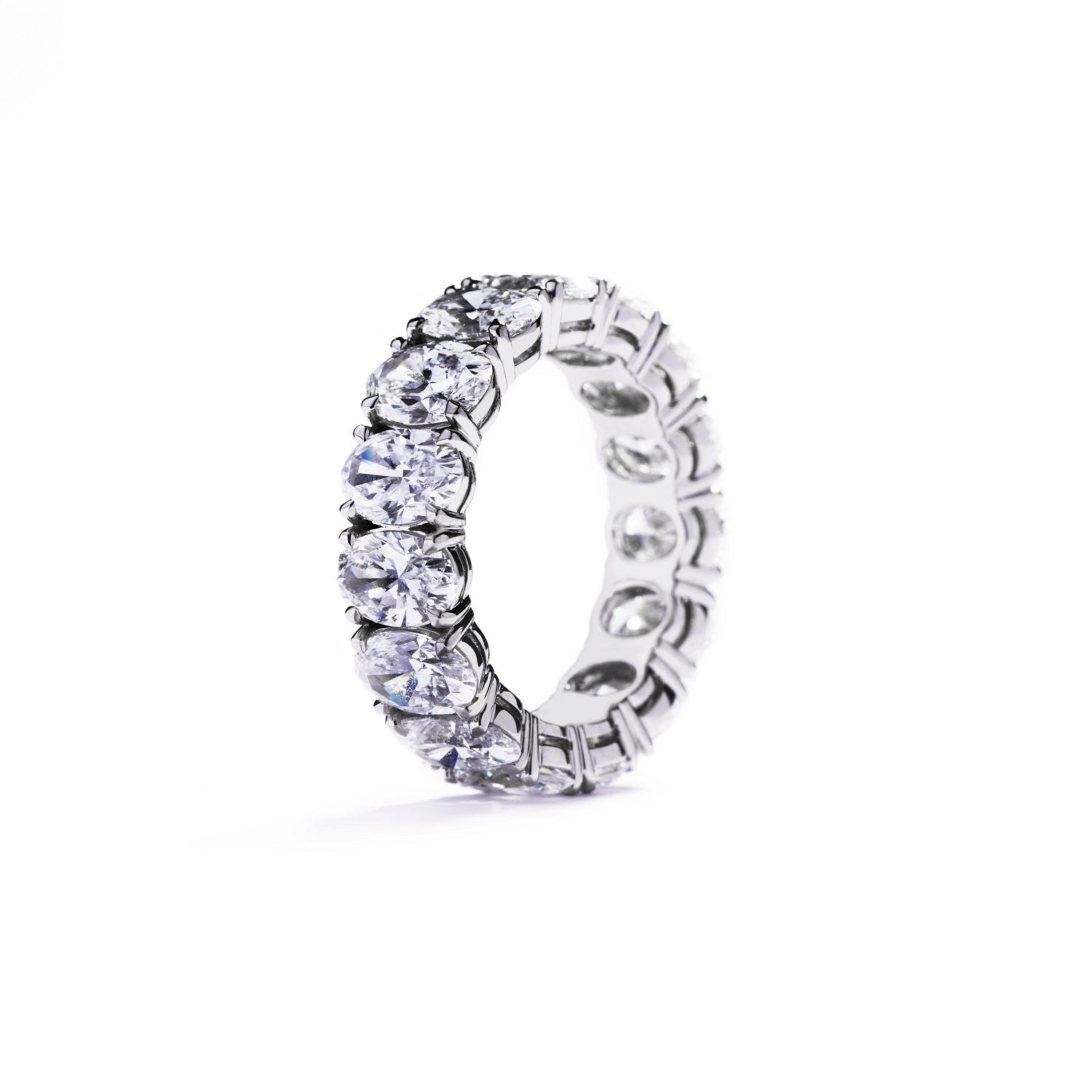 Alliancering i platin prydet med 15 Top Wesselton(D-E)/IF-VVS2 diamanter, i alt 7,62 ct. GIA certifikat medfølger.                                                                     15 stk. GIA certifikater medfølger.