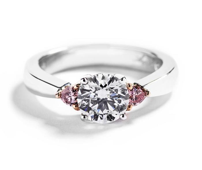 Copenhagen Heart 3-stensring med 1,25 ct diamant og 0,18 ct. Argyle Pink diamanthjerter