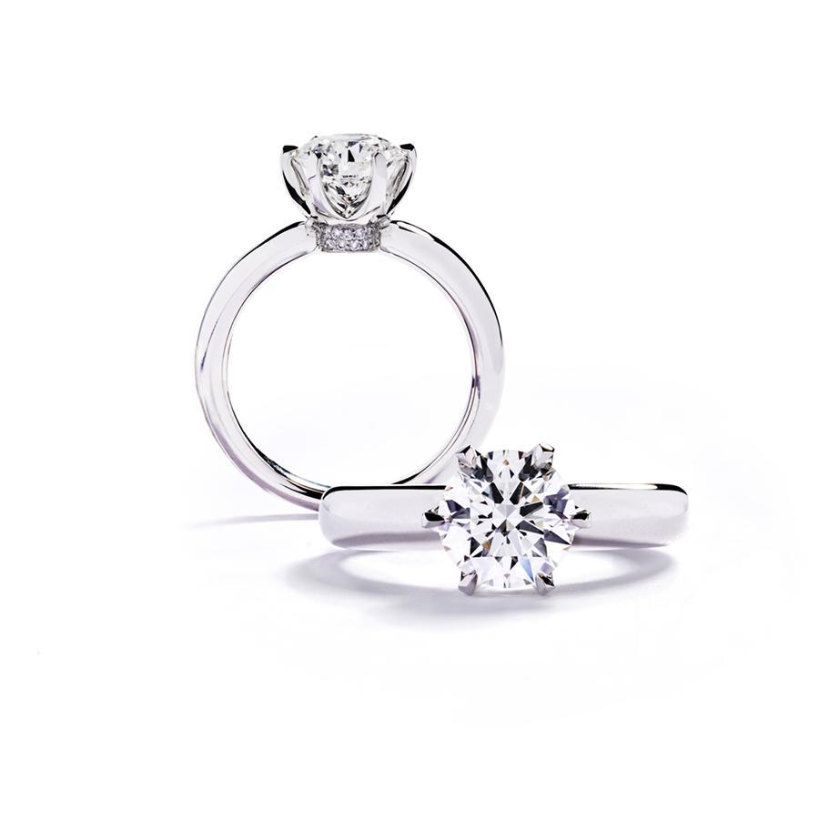 "Copenhagen Star" solitairering i platin prydet med en 3,01 ct. rund Top Wesselton(G)/SI1 brillant samt 22 stk. pavé-isatte Top Wesselton/VVS-VS brillanter, i alt 0,04 ct. 