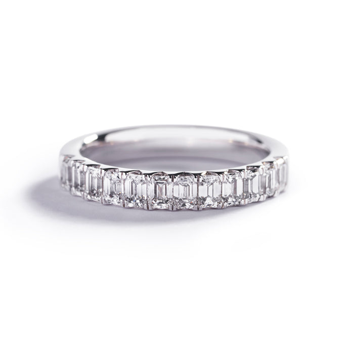 Alliancering i 18 kt. hvidguld prydet med 12 smaragdslebne Top Wesselton/VVS-VS diamanter, i alt 1,02 ct. 