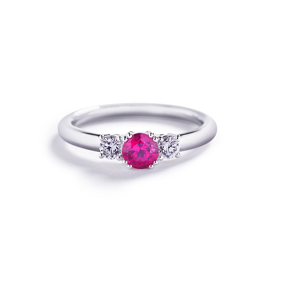 ”Copenhagen Love” 3-stens rubinring fra Hartkmann's i 18 kt. hvidguld prydet med en 0,45 ct. Grønlandsk Rubin flankeret af to brillanter Top Wesselton/VVS-VS, i alt 0,25 ct.