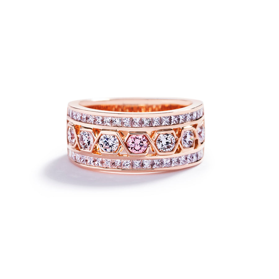 Diamantring i 18 kt. rosaguld prydet med en 0,11 ct. Argyle Pink 6PR/SI brillant samt 6 brillanter Top Wesselton/VVS-VS, i alt 0,68 ct. omkranset af 42 brillanter  Top Wesselton/VVS-VS, i alt 0,90 ct.