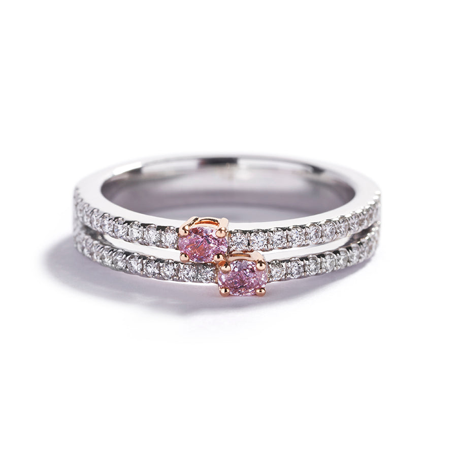 Diamantring i18 kt. hvidguld og 18 kt. rosaguld prydet med 2 ovalslebne Natural Fancy Intense Pink/SI-P diamanter samt 44 Top Wesselton/VVS-VS brillanter, ialt 0,33 ct. 
