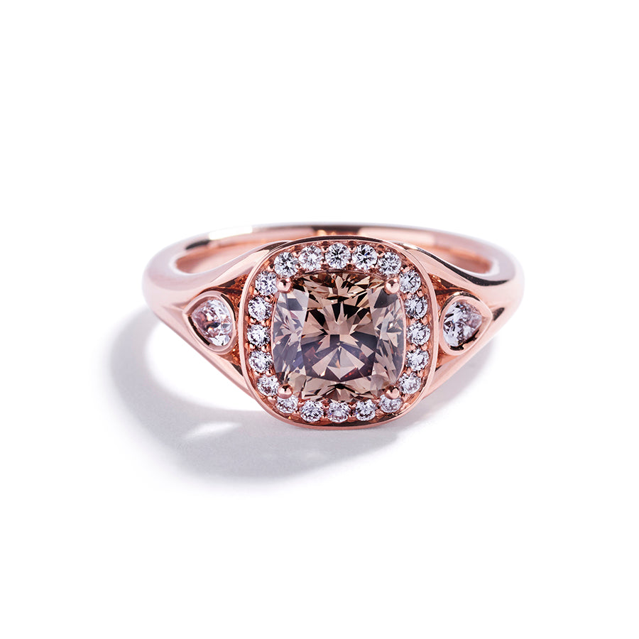Diamant rosetring med 2,01 ct. cushion-cut Argyle Champagne diamant fra Hartmann's