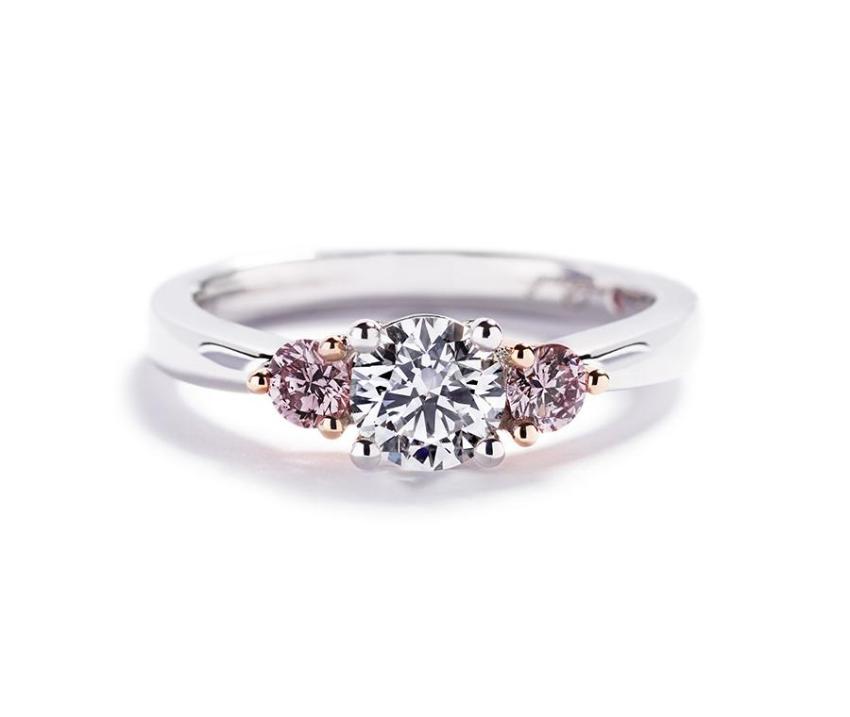 3-stens diamantring med 0,70 ct. brillant og Argyle Pink diamanter