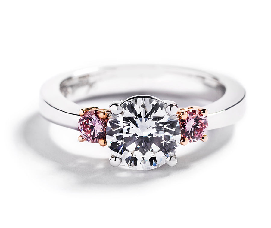 3-stens ring med 0,30 ct. brillant og 0,17 ct. Argyle Pink diamanter
