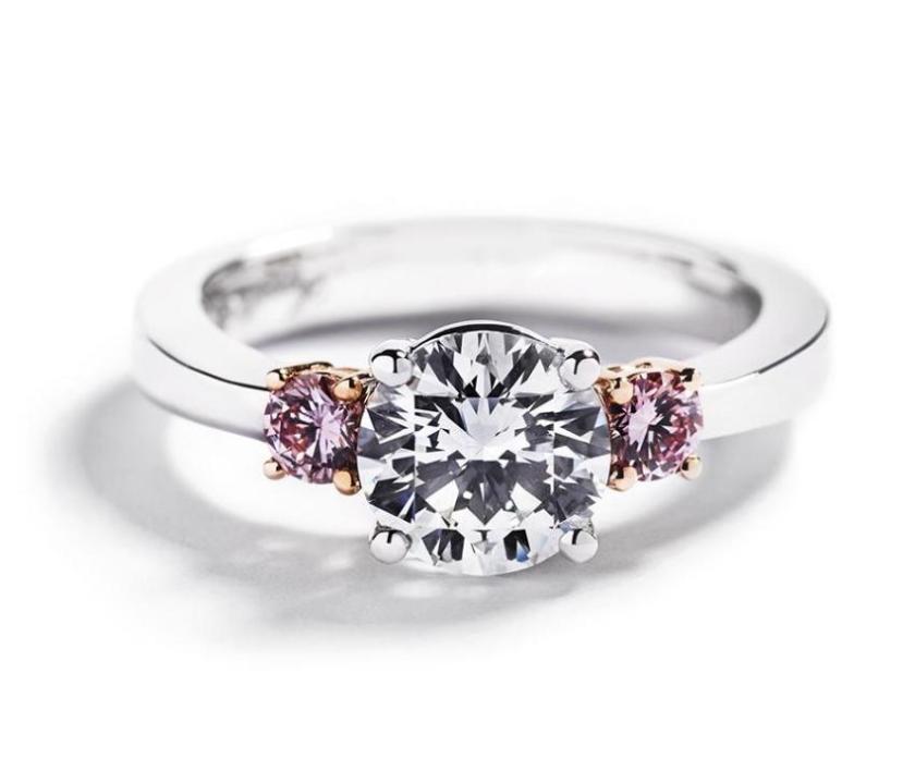 3-stens ring med 1,51 ct. brillant og 0,27 ct. Argyle Pink diamanter