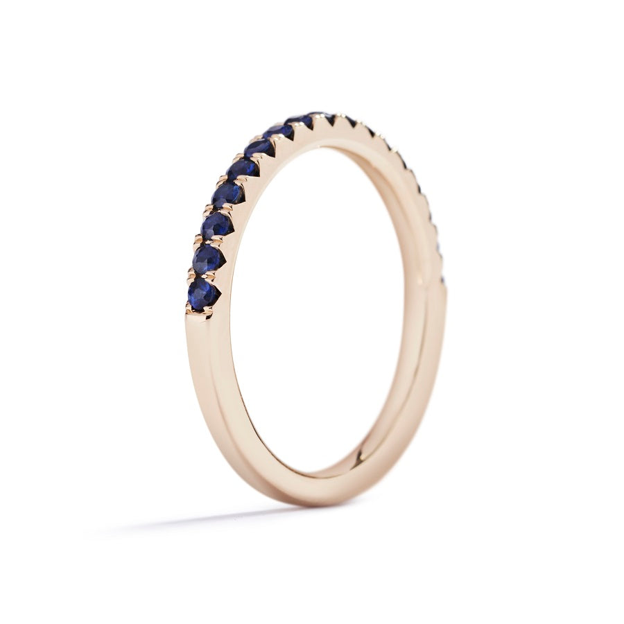 Copenhagen Classic alliancering i 18 kt. gulguld prydet med 17 blå safirer, i alt 0,40 ct.    Safirer er varmebehandlede.