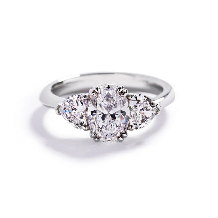 3-stensring i platin prydet med 1, 53 ct. oval River (E)/VS2 diamant flankeret af to hjerteslebne River(E)/VS1 diamanter, i alt 1,02 ct.  GIA certifikater medfølger. 