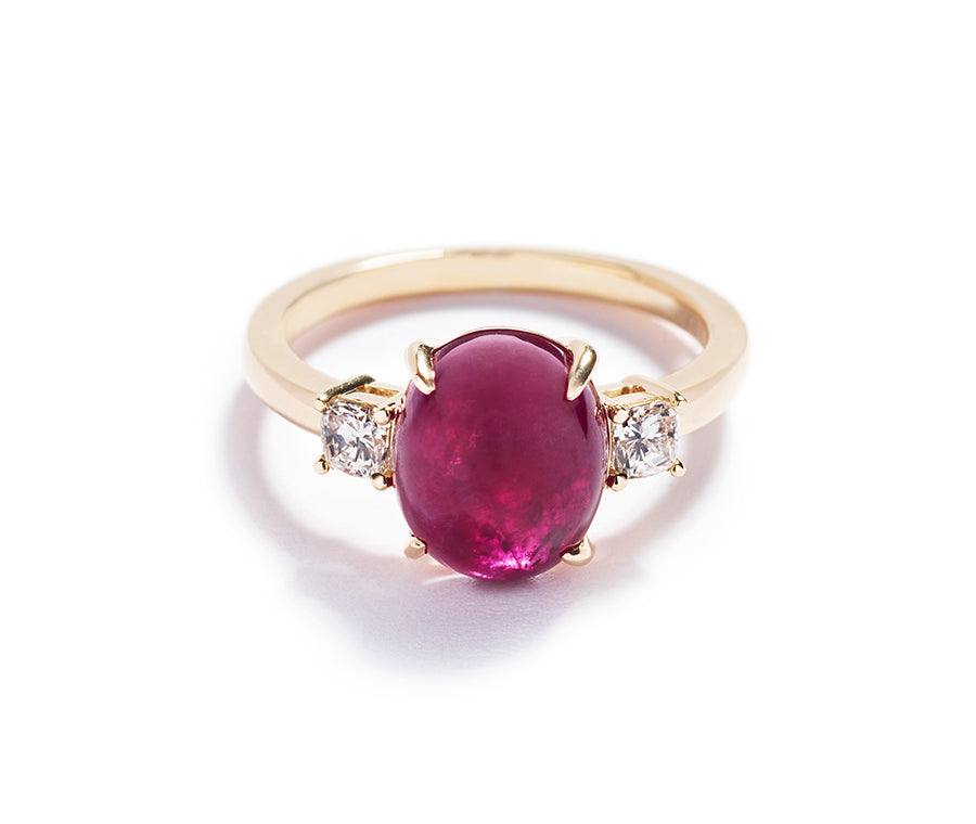 3-stens ring med 5,01 ct. Grønlandsk rubin og cushion-cut diamanter