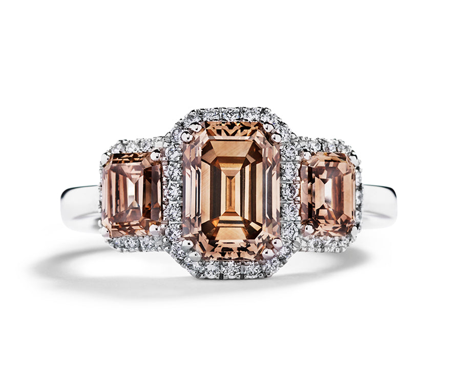 Ring i platin med smaragdsleben diamant omkranset af hvide brillanter