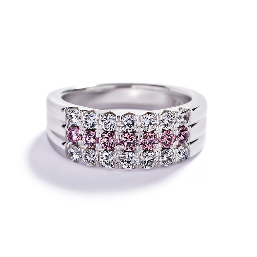 Bred diamantring i 18 kt. hvidguld prydet med 7 4PR diamanter, i alt 0,39 ct. samt 14 Top Wesselton/VVS-VS brillanter, i alt 0,74 ct.