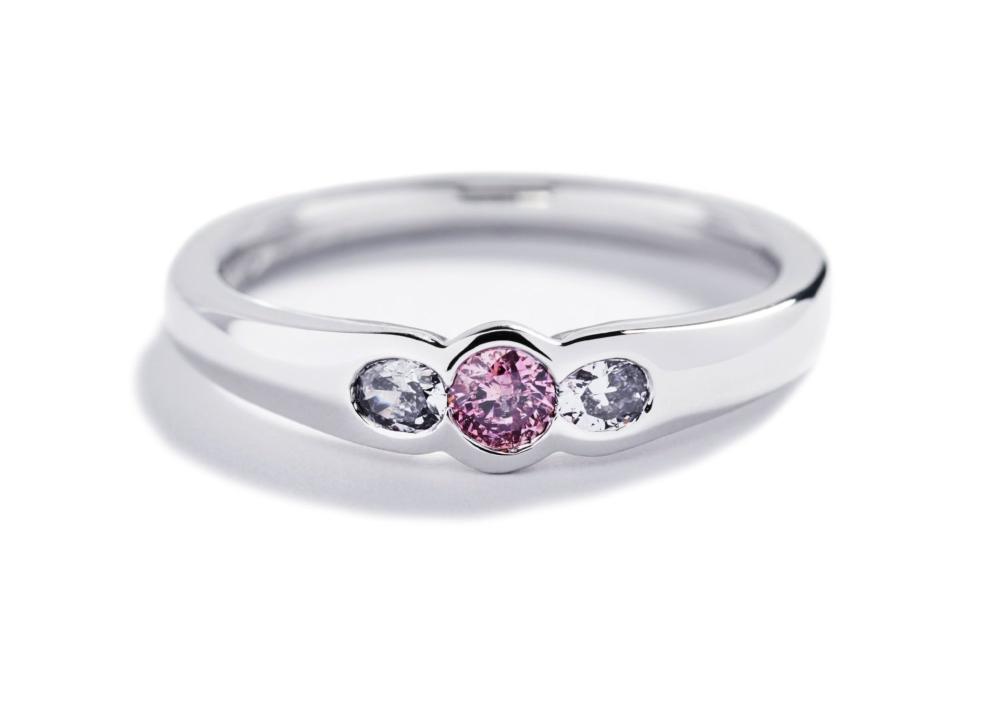 3-stens Diamantring med Argyle Pink og Blå diamanter
