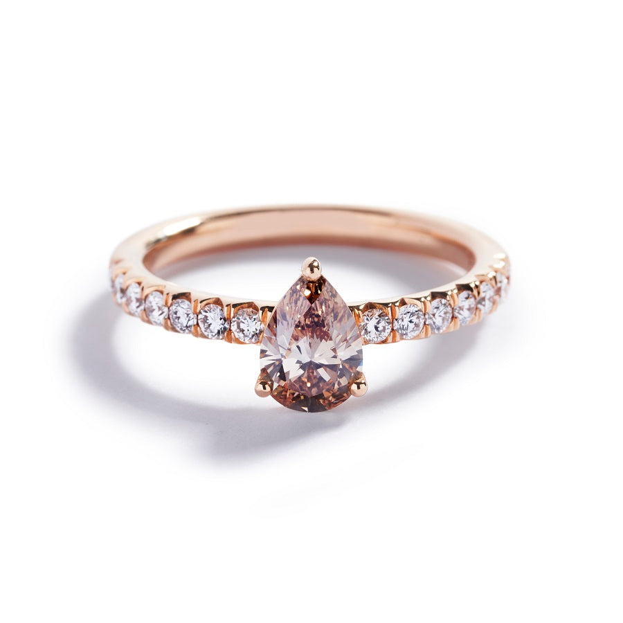 Solitairering med 1,03 ct. dråbesleben Champagne diamant og 0,44 ct. brillanter