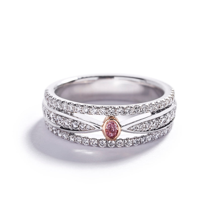Diamantring i 18 kt. hvidguld og 18 kt. rosaguld prydet med 68 Top Wesselton/VVS-VS brillanter, i alt 0,62 ct. samt en 0,08 ct. ovalsleben Natural Fancy Intense Pink/SI1 diamant 