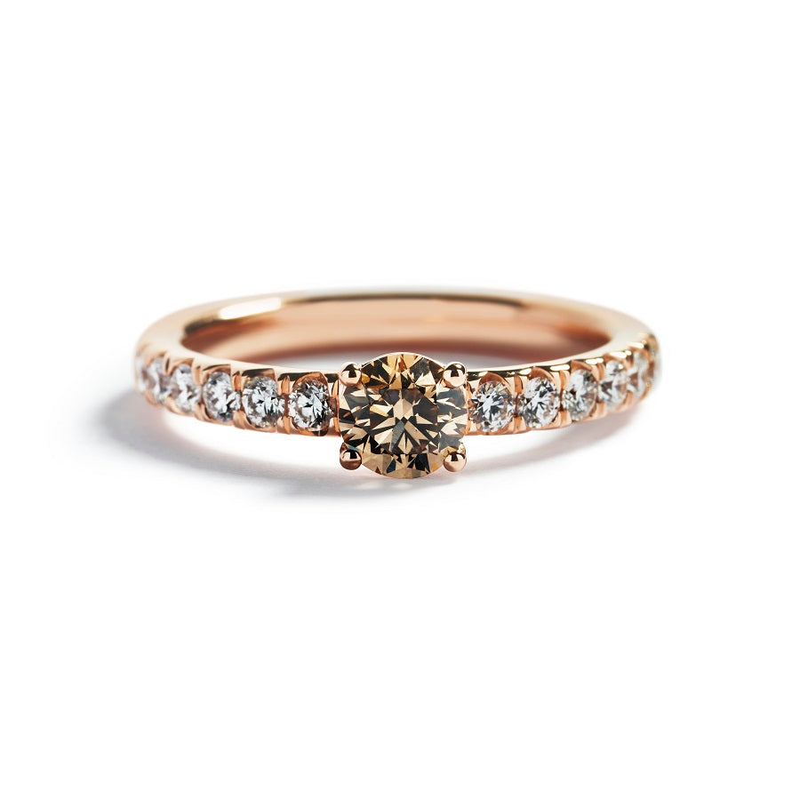 Solitairering i 18 kt. rosaguld prydet med en 0,53 ct. champagnefarvet C5/VS brillant flankeret af 12 Top Wesselton/VVS-VS brillanter, i alt 0,40 ct.