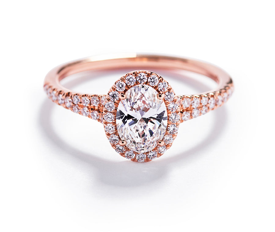 Rosetring i 18 kt. rosaguld prydet med ovalsleben 0,70 ct. Top Wesselton/VVS-VS diamant omkranset af 46 Top Wesselton/VVS-VS diamanter, i 0,24 ct. 