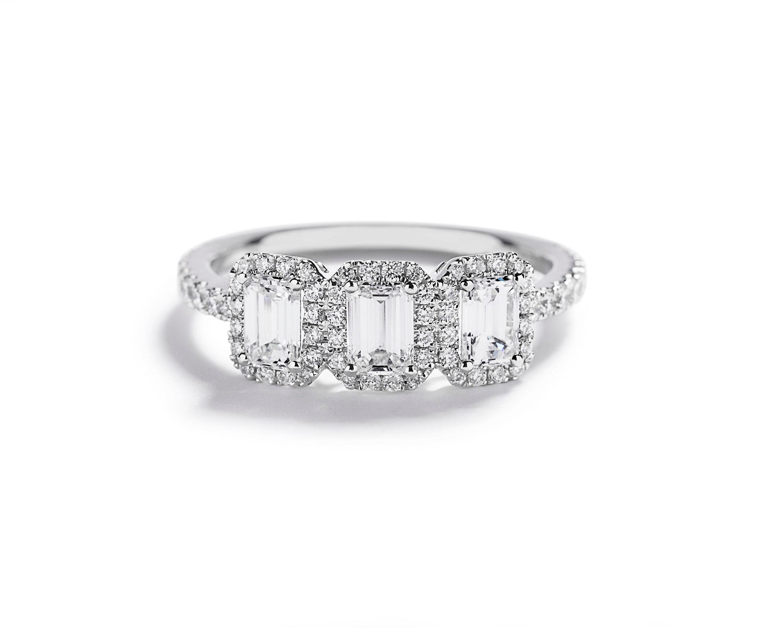 3-stens ring i 18 karat hvidguld med hvide smaragdslebne diamanter og hvide brillanter