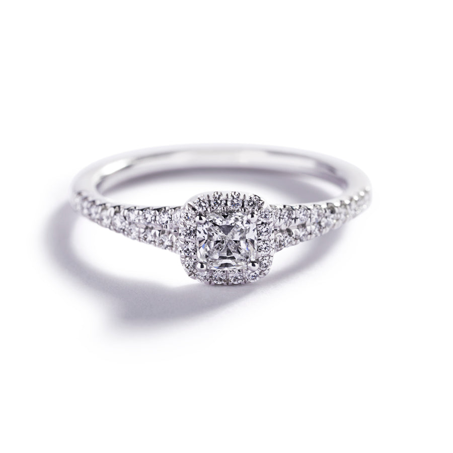 Rosétring i 18 kt. hvidguld prydet med 0,30 ct. cushion-cut Top Wesselton/VVS-VS diamant omkranset af 42 Top Wesselton/VVS-VS brillanter, i alt 0,18 ct. 