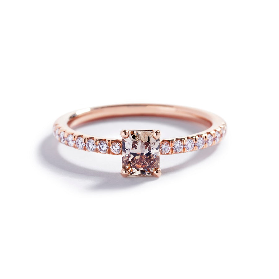 Solitairering i 18 karat rosaguld prydet med en 1,00 ct. smaragdsleben champagnefarvet C5/SI diamant, flankeret af 20 Top Wesselton/VVS-VS brillanter, i alt 0, 19 ct.