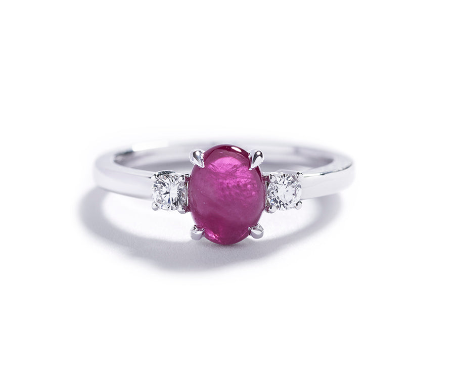 3-stens rubin ring fra Hartmann's i 18 kt. hvidguld med 1,37 ct. Grønlandsk Rubin og diamanter
