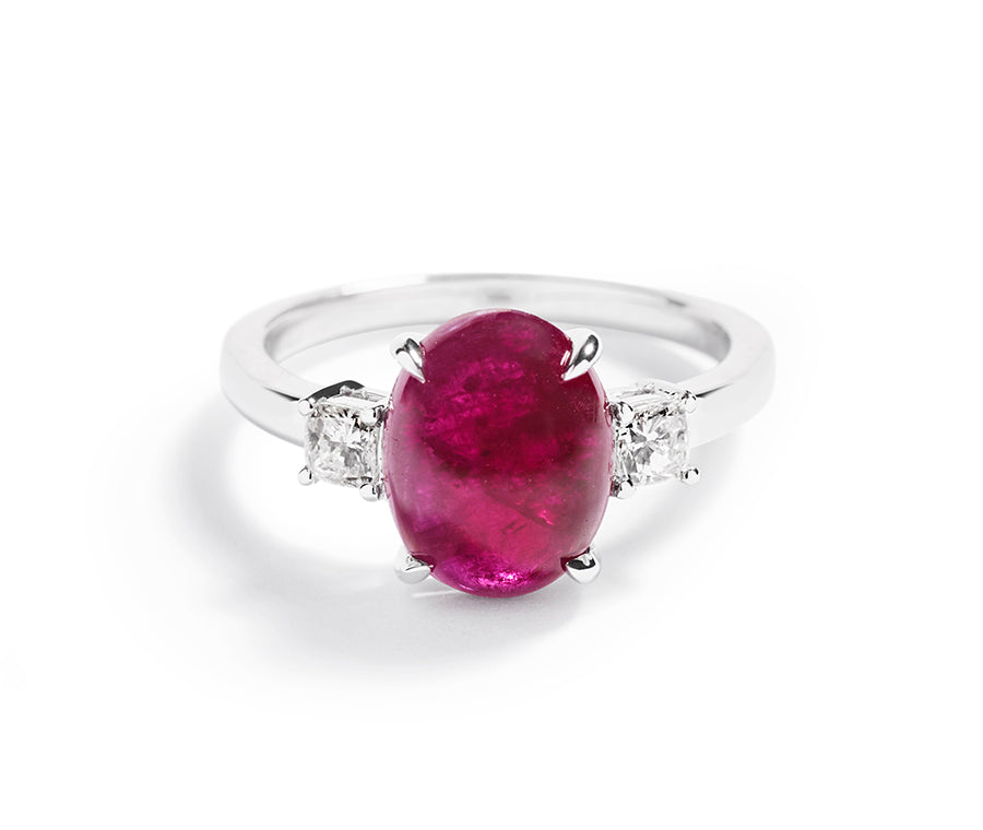 Trestensring i 18 karat hvidguld med grønlandsk oval rubin og cushion-cut hvide diamanter 